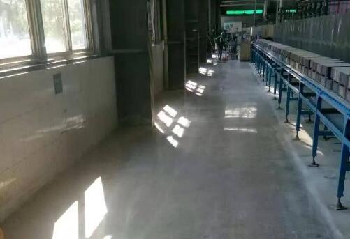 裝甲地坪地坪和環(huán)氧地坪差別有多大？十堰固化拋光裝甲地坪如何施工？