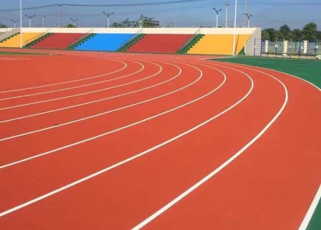 在十堰，學(xué)校塑膠跑道有哪些特點(diǎn)，施工全程又要注意什么！檢驗(yàn)要求呢？
