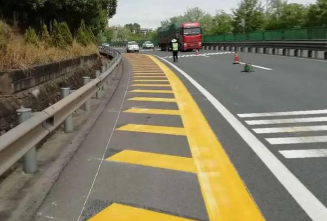 十堰恐龍化工創(chuàng)新驅(qū)動(dòng)，引領(lǐng)道路標(biāo)線(xiàn)漆生產(chǎn)新高度